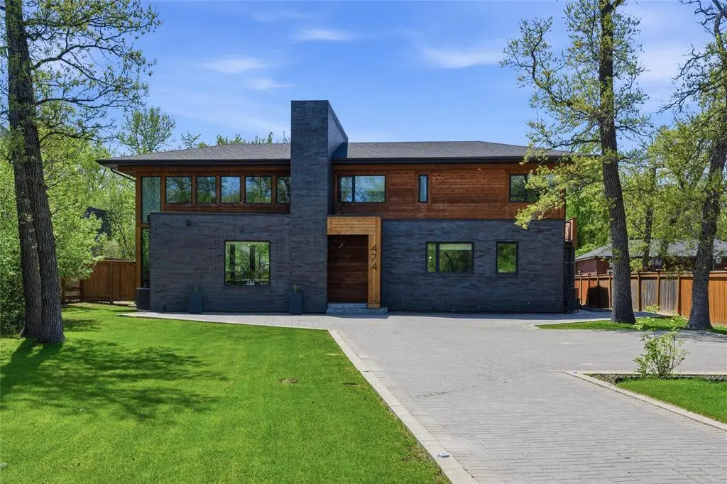 474 Wellington Crescent — photo 0